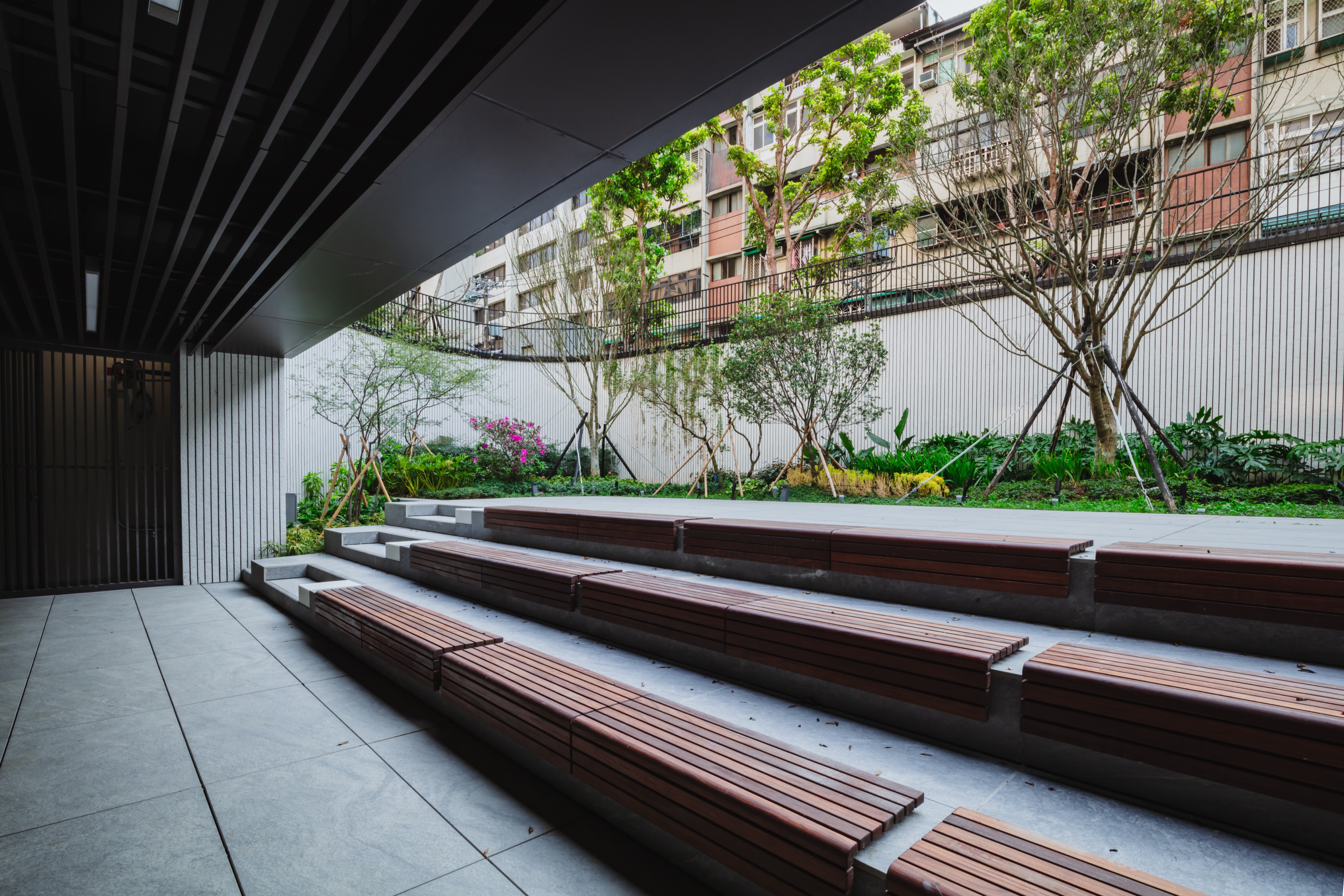 CAAM 承德 168 戶外階梯庭園 — 樹木花叢環抱的開放交流場域，29% 低建蔽率